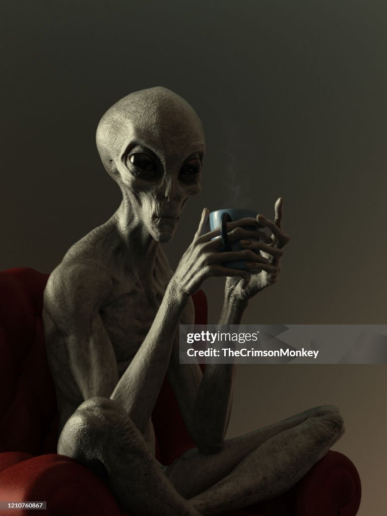 Porträtt av en alien dricka varm dryck