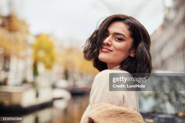 sé quién soy, ¿verdad? - corte de pelo por encima de los hombros fotografías e imágenes de stock