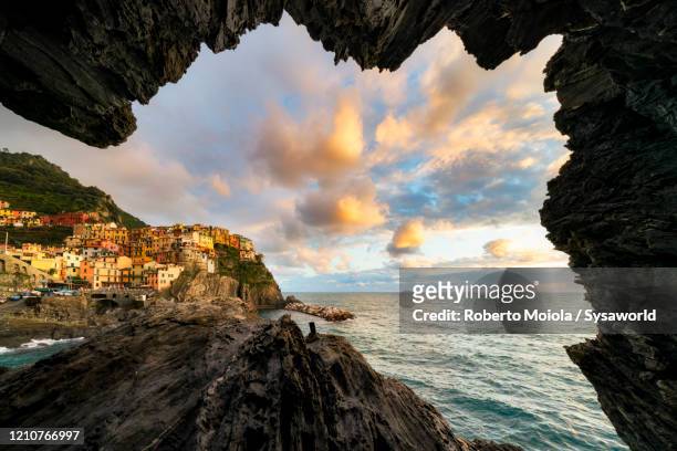 manarola seen from cave at sunset, cinque terre, italy - mar de liguria fotografías e imágenes de stock