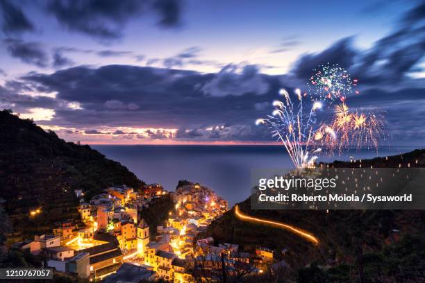 fireworks display and nativity scene presepe, manarola, cinque terre - dorffest stock-fotos und bilder