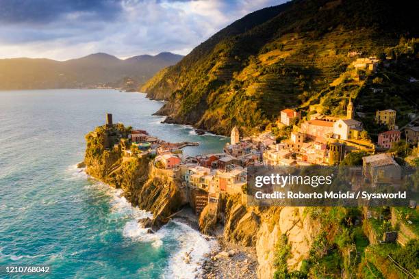 village of vernazza on cliffs, cinque terre, liguria, italy - unesco world heritage site stock pictures, royalty-free photos & images