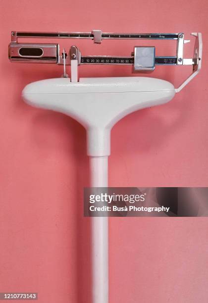 old fashioned physician's mechanical beam scale with with height rod - weight scale foto e immagini stock