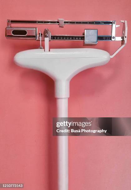 old fashioned physician's mechanical beam scale with with height rod - pound unit of mass stock pictures, royalty-free photos & images