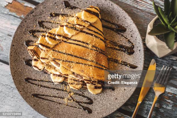 chocolate pancake with bananas - molho de sobremesa imagens e fotografias de stock