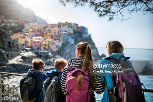 caminata familiar turística en cinque terre, italia - manarola fotografías e imágenes de stock