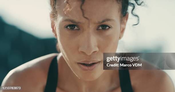 als je tijdens de training stopt, train je jezelf om te stoppen - close up faces stockfoto's en -beelden