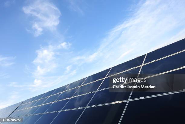 solar panels renewable energy - solar panel home stock-fotos und bilder