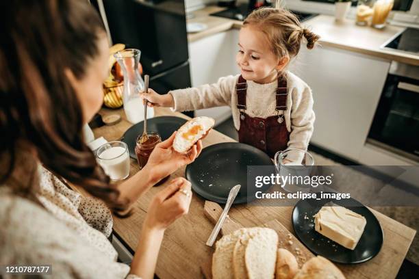 mãe e filha tomando café da manhã na cozinha - creme lanche - fotografias e filmes do acervo