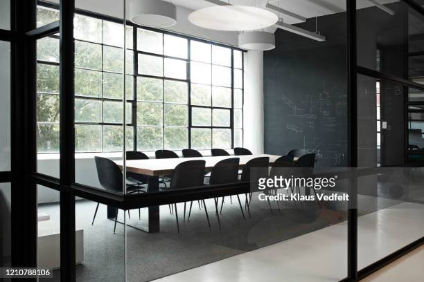 modern conference room with chairs and table - konferenzraum stock-fotos und bilder