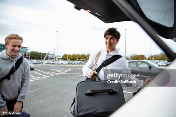 aufgeregt für einen lads urlaub - airport parking stock-fotos und bilder