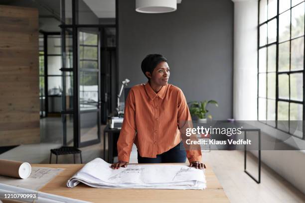 entrepreneur looking away at workplace - african american female foto e immagini stock