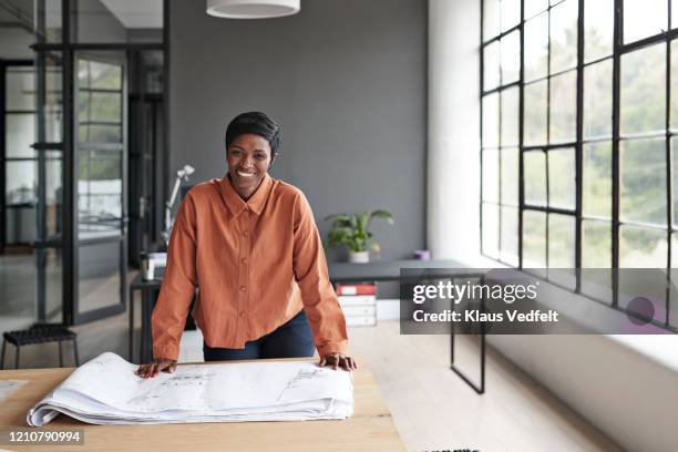 smiling entrepreneur at workplace - plan architecte photos et images de collection