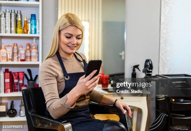 917 fotos de stock e banco de imagens de Hair Stylist On Phone - Getty Images 917 fotos de stock e banco de imagens de Hair Stylist On Phone - Getty Images