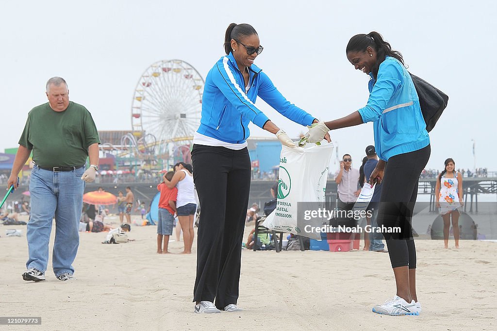 Los Angeles Sparks Beach Clean Up