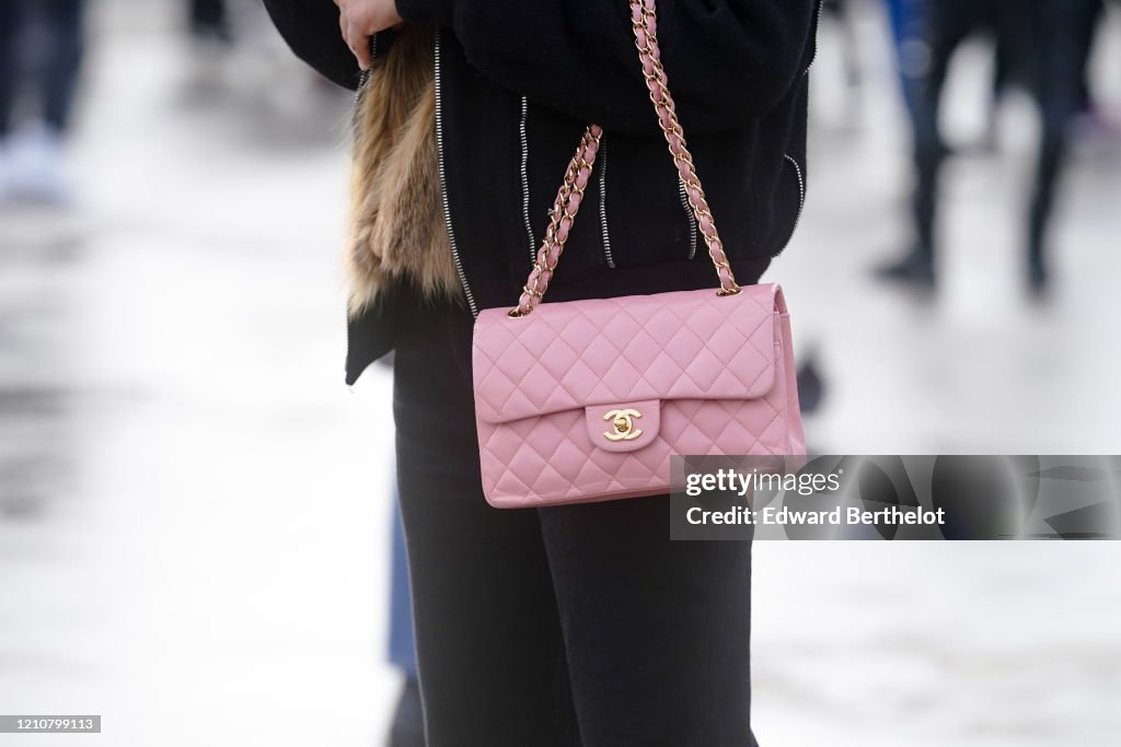 Street Style  - Paris Fashion Week - Womenswear Fall/Winter 2020/2021 : Day Nine