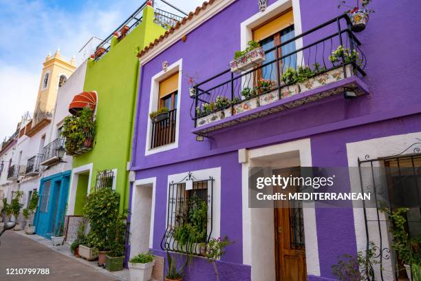 de kleurrijke gevels oude stad van calpe calp in alicante spanje - calpe stockfoto's en -beelden