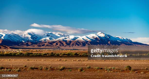 panoramic snowy peaks in morocco - montañas atlas fotografías e imágenes de stock