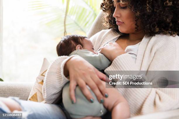 ny mamma klockor som baby bröstmatningar - baby clothes bildbanksfoton och bilder
