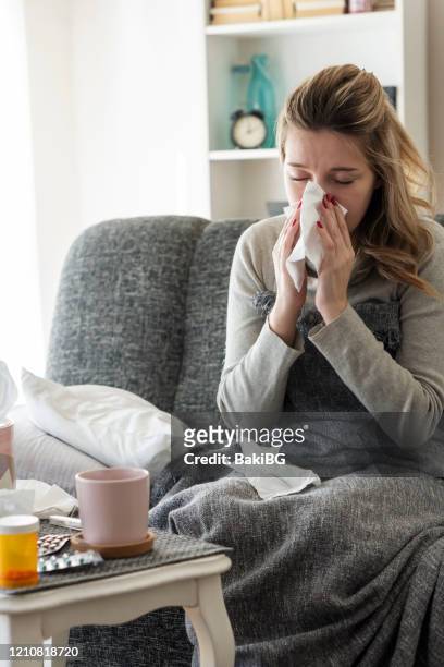 kranke frau mit grippe zu hause - krankheit stock-fotos und bilder