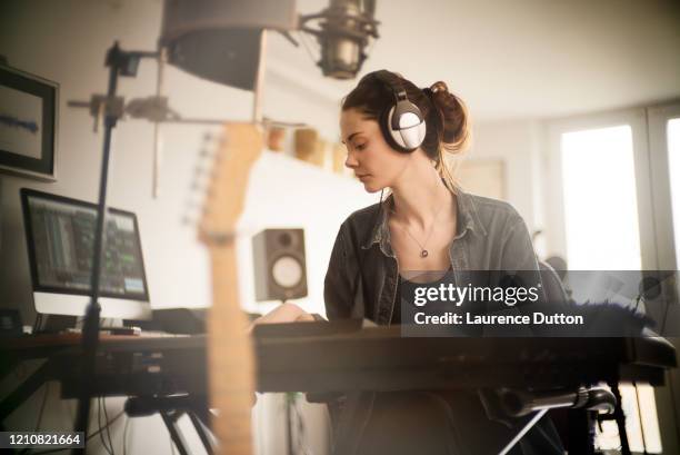 teclado de mujer de música casera - autor de canciones fotografías e imágenes de stock