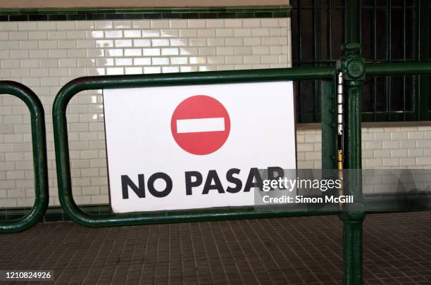 'no pasar' (no entry) sign on a metal fence - do not enter sign stock-fotos und bilder