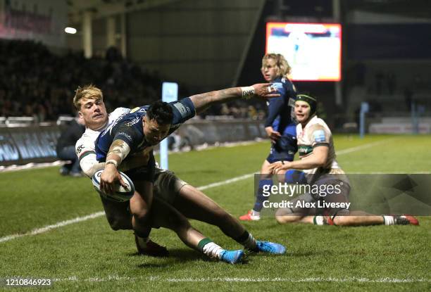 Denny Solomona of Sale Sharks scores a try as Ollie Hassell Collins of London Irish attempts to tackle during the Gallagher Premiership Rugby match...