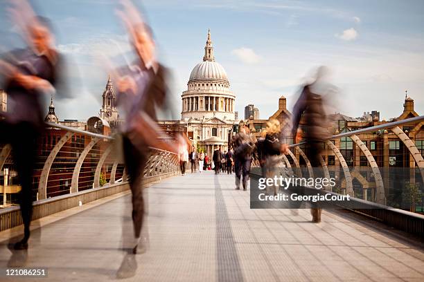 セントポール millennium bridge london - ミレニアムブリッジ ストックフォトと画像