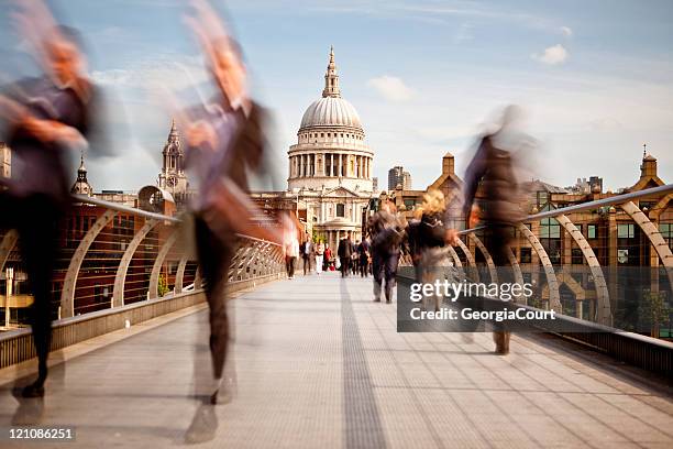 st pauls millennium bridge london - millennium bridge stockfoto's en -beelden