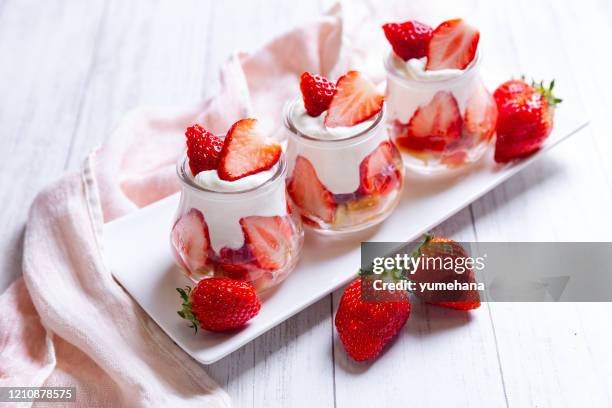 dessert mit erdbeeren und schlagsahne - tiramisu stock-fotos und bilder