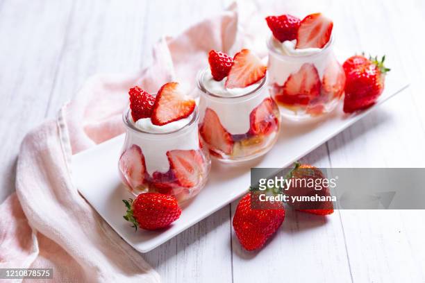 イチゴとホイップクリームのデザート - ティラミス　ガラス ストックフォトと画像