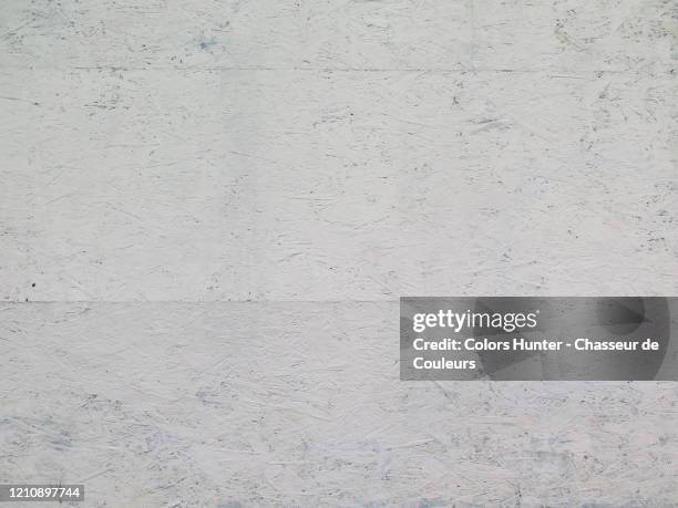 wood panel painted in white with rough texture - hintergrund holzwand weiß stock-fotos und bilder