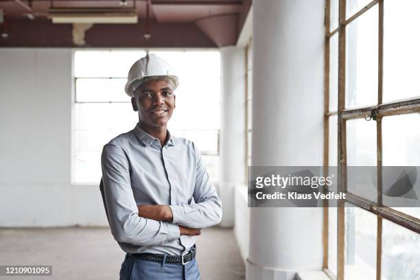 portrait of male engineer standing in new office - african male portrait imagens e fotografias de stock