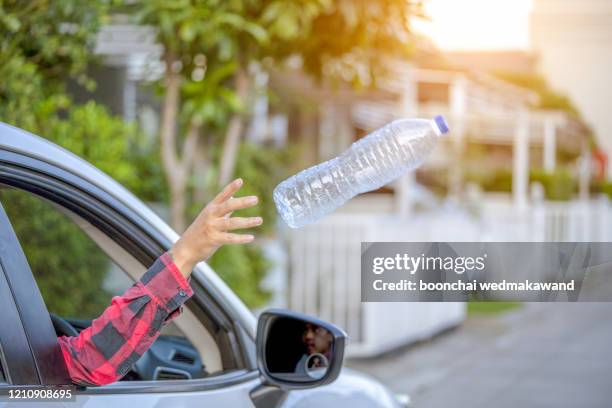 littering from the car,environmental pollution, - abandon de détritus photos et images de collection