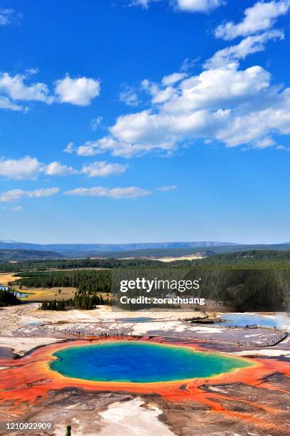 grand prismatic spring, yellowstone nationalpark, usa - yellowstone-national-park stock-fotos und bilder
