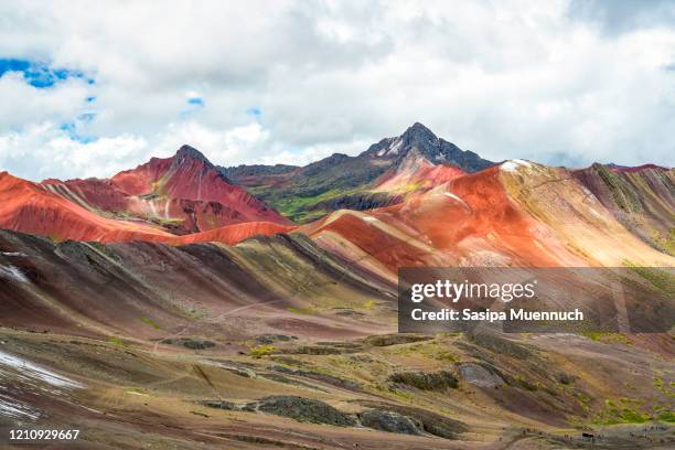 landscape of red valley and rainbow mountain, peru - perú stock-fotos und bilder