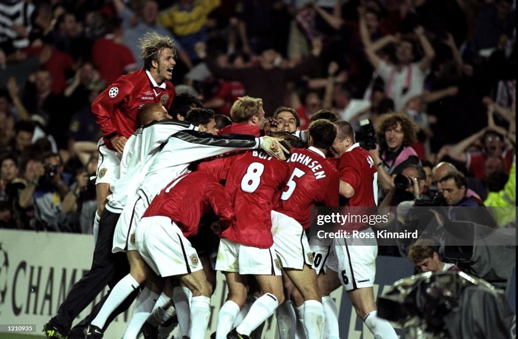 Manchester United players celebrate Ole Gunnar Solskjaer's goal