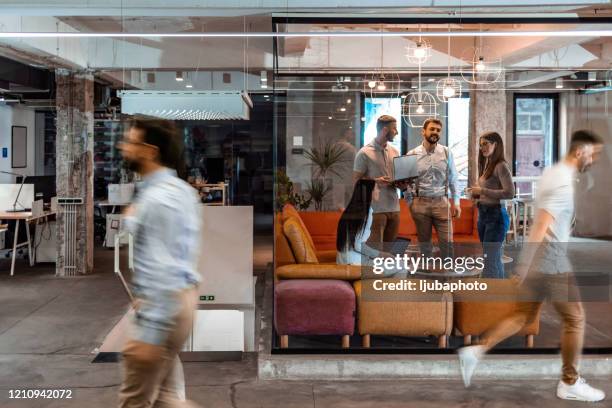 personnes d’affaires travaillant au bureau - surchargé de travail photos et images de collection