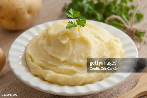 mashed potatoes - stampen stockfoto's en -beelden