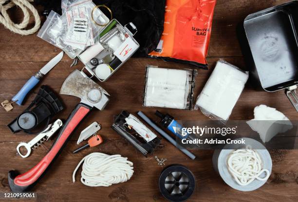 survival kit - luchar por su vida fotografías e imágenes de stock