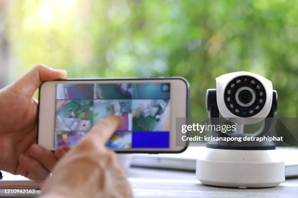 male hand press phone watch cctv - bewakingscamera stockfoto's en -beelden