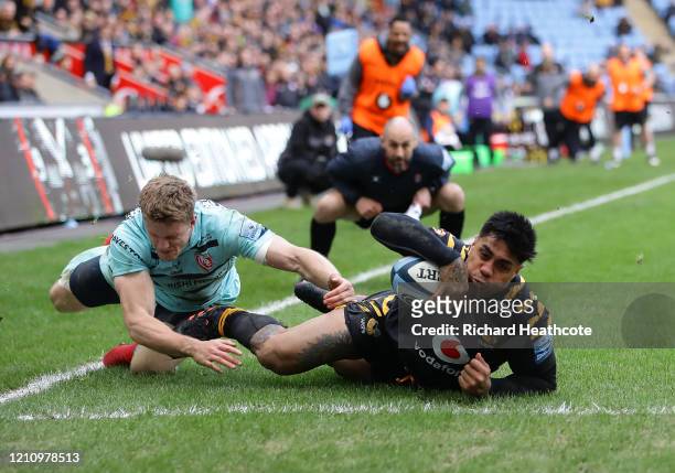 Malakai Fekitoa of Wasps slides in to score a try during the Gallagher Premiership Rugby match between Wasps and Gloucester Rugby at the Ricoh Arena...
