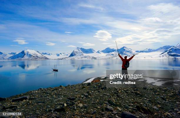 uomo che fa escursioni nella scena montuosa di spitsbergen dei monti spitsbergen a isfjord - isole svalbard foto e immagini stock