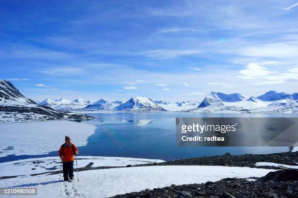 man hiking in spitsbergen mountain scene of the spitsbergen mountains in isfjord - longyearbyen imagens e fotografias de stock