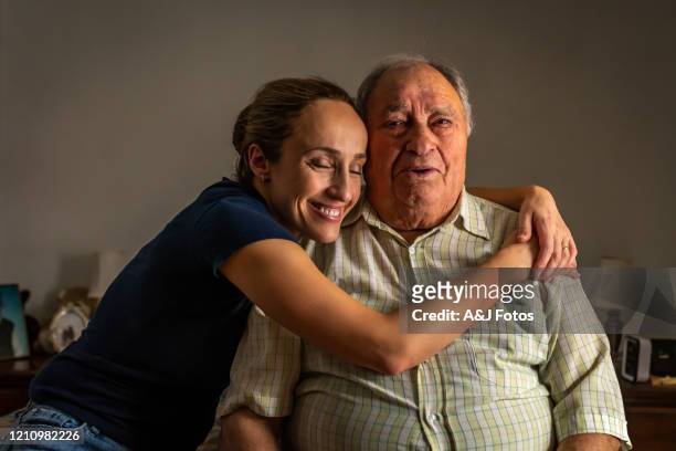 ritratto di un vecchio portoghese con sua figlia. - father foto e immagini stock