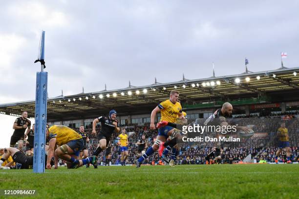 Olly Woodburn of Exeter Chiefs dives over to score his side's seventh try during the Gallagher Premiership Rugby match between Exeter Chiefs and Bath...
