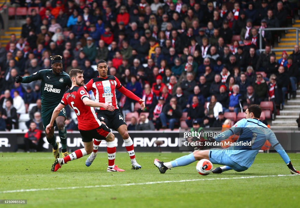 Southampton FC v Newcastle United - Premier League