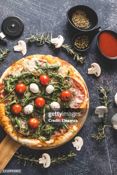 vegan pizza - vegetarian pizza stock pictures, royalty-free photos & images