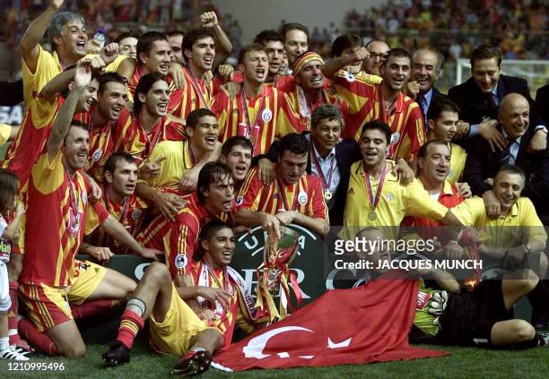 Galatasaray's celebrates with the cup after the team won 2-1 the SuperCup final against Real Madrid in Monaco 25 August 2000. // les joueurs de...