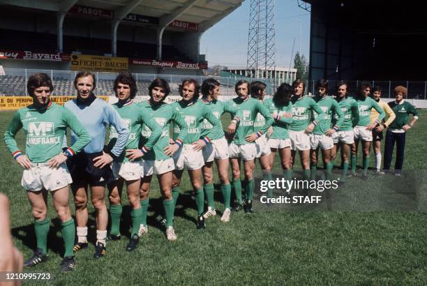 équipe de Saint-Etienne, les Verts, pose le 12 mai 1976, avant de disputer la finale contre le Bayern de Munich, lors de la Coupe d'Europe de...