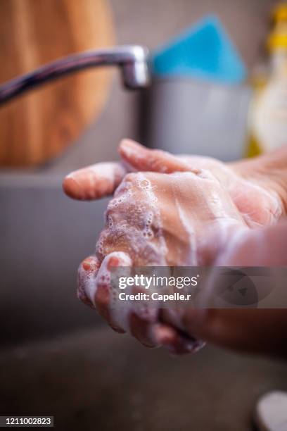 hygiene - lavage de mains avec savon - hand wash stockfoto's en -beelden